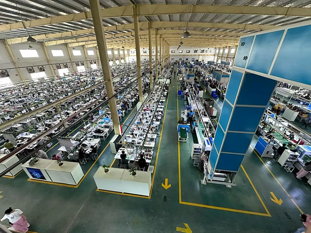 Ligne de production de chaussures chez un fabricant partenaire