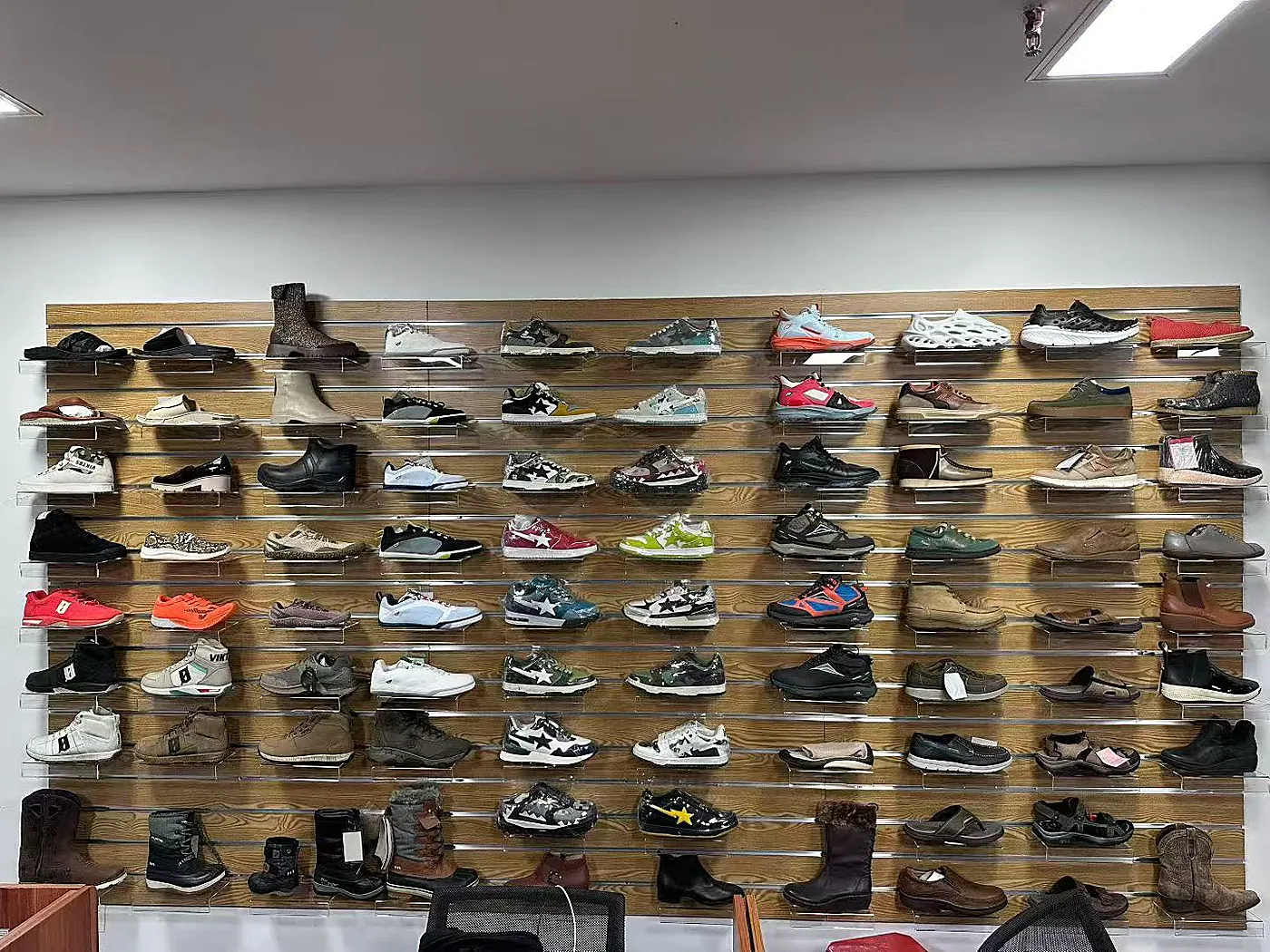 Mur d'échantillons chez Xinkang avec des modèles développés pour des programmes clients